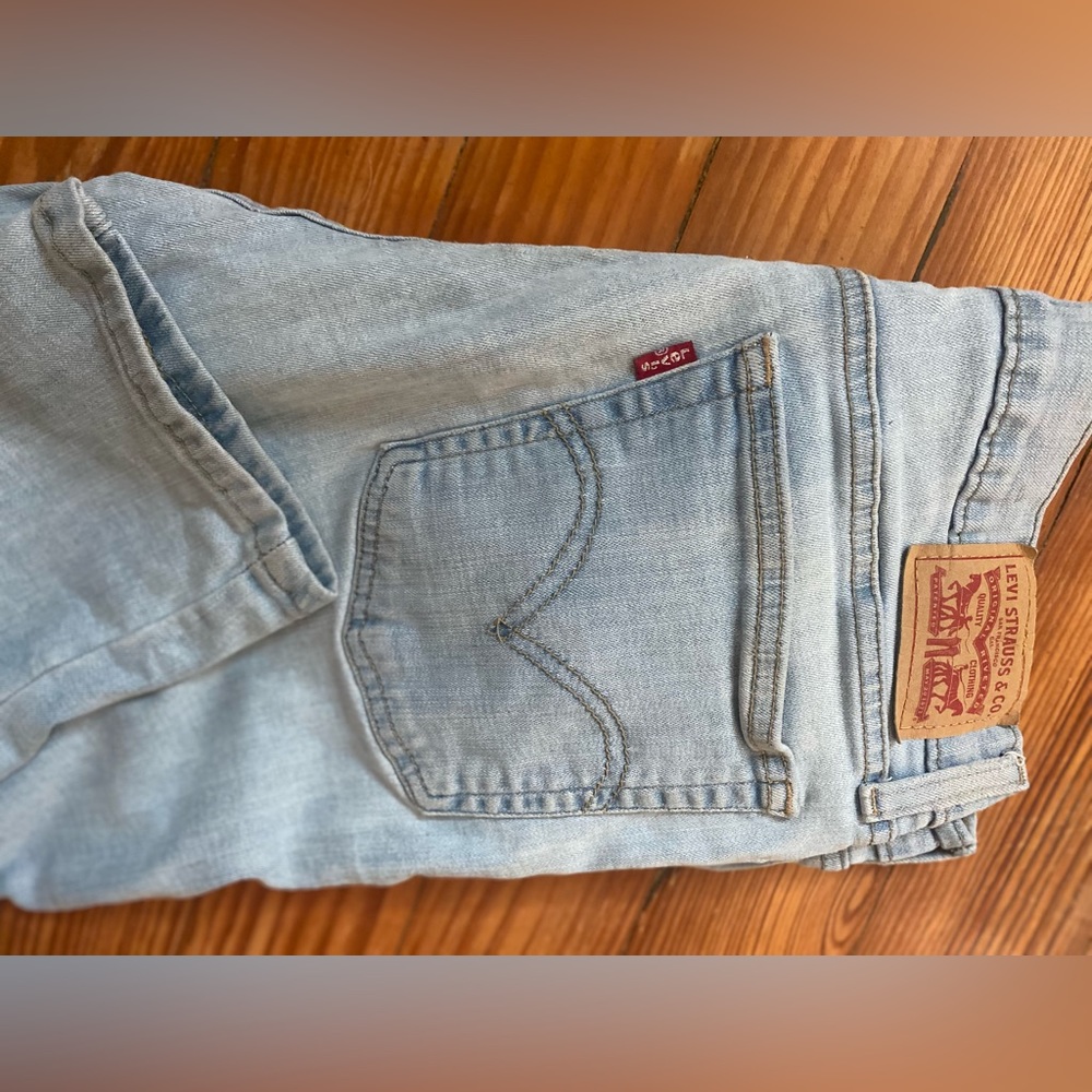 Levis - Picture 3 of 4